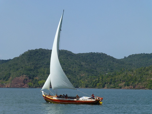 2012-10-04_brazil_rio-paraguazu_local-sailboat.JPG